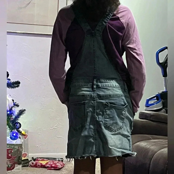 overalls w/ ripped front pocket - Picture 5 of 9